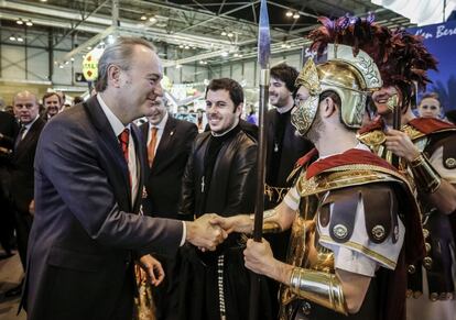 El presidente de la Generalitat, Alberto Fabra (i), preside el Día de la Comunitat Valenciana en Fitur.