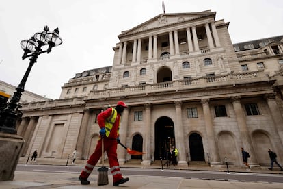 Un barrendero camina este jueves frente al Banco de Inglaterra, en Londres