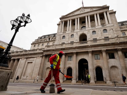 Un barrendero camina este jueves frente al Banco de Inglaterra, en Londres