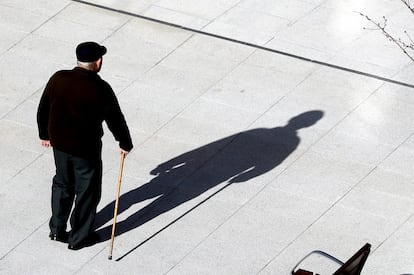 Un pensionista camina por las calles de Bilbao el pasado 15 de enero.