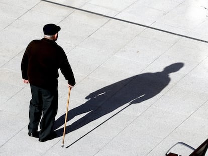 Un pensionista camina por las calles de Bilbao el pasado 15 de enero.
