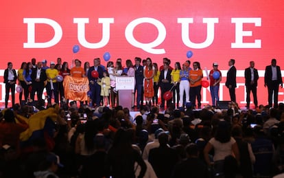 El candidato del partido uribista Centro Democrático, Iván Duque (c-i), celebra tras ganar la primera vuelta de las elecciones presidenciales acompañado de su fórmula a la Vicepresidencia, Martha Lucía Ramírez (c), su familia y simpatizantes, en Bogotá (Colombia). 
