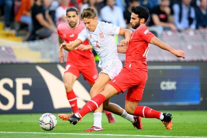 Marcos Llorente intenta superar a Coemert, durante el partido en Ginebra.