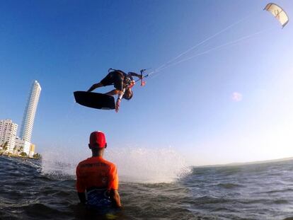 Armando Sierra, cofundador de Amigos del Mar, enseña un truco de kitesurf a Haider José Córdoba.