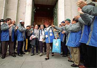 Las 150 esposas de los trabajadores de Sintel que se habían encerrado en la catedral de La Almudena dieron ayer por concluida su protesta.