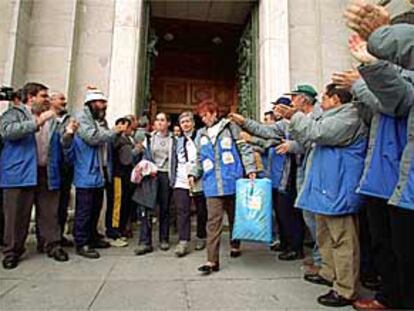 Las 150 esposas de los trabajadores de Sintel que se habían encerrado en la catedral de La Almudena dieron ayer por concluida su protesta.