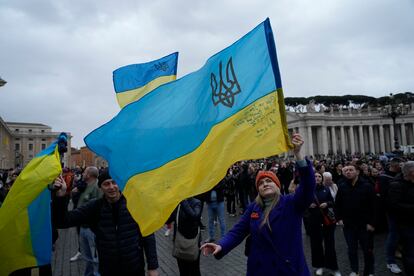 People waves Ukrainian flags before Pope Francis