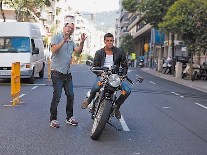 <b>Fernando González Molina (izquierda) y Mario Casas, en el rodaje en Barcelona de <i>Tres metros sobre el cielo. </i></b>