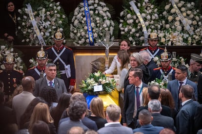 Familiares de Miguel Uribe Turbay en el homenaje en el Salón Elíptico del Capitolio Nacional en Bogotá.