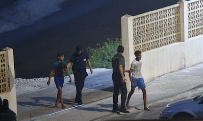 Un guardia civil y un vigilante de seguridad, el domingo con dos menores en Ceuta.