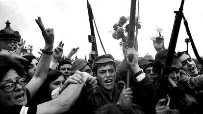 Soldados y civiles celebran la victoria del levantamiento militar que acabaria con la dictadura de Marcelo Caetano.