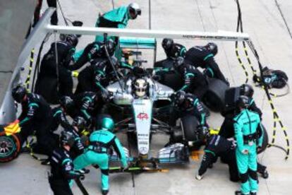 El Mercedes de Lewis Hamilton en una aturada a boxs