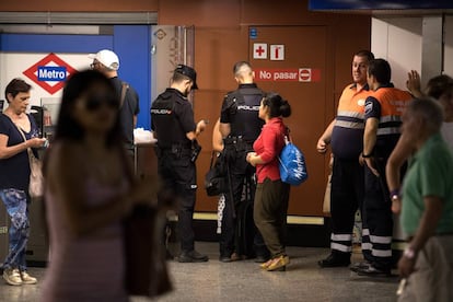 Dos policías nacionales atienden a dos pasajeras que acaban de sufrir un robo en la estación de Sol.