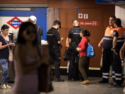 Dos policías nacionales atienden a dos pasajeras que acaban de sufrir un robo en la estación de Sol.