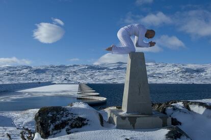 Orando de rodillas, en Hallingdal Noruega en 2010.