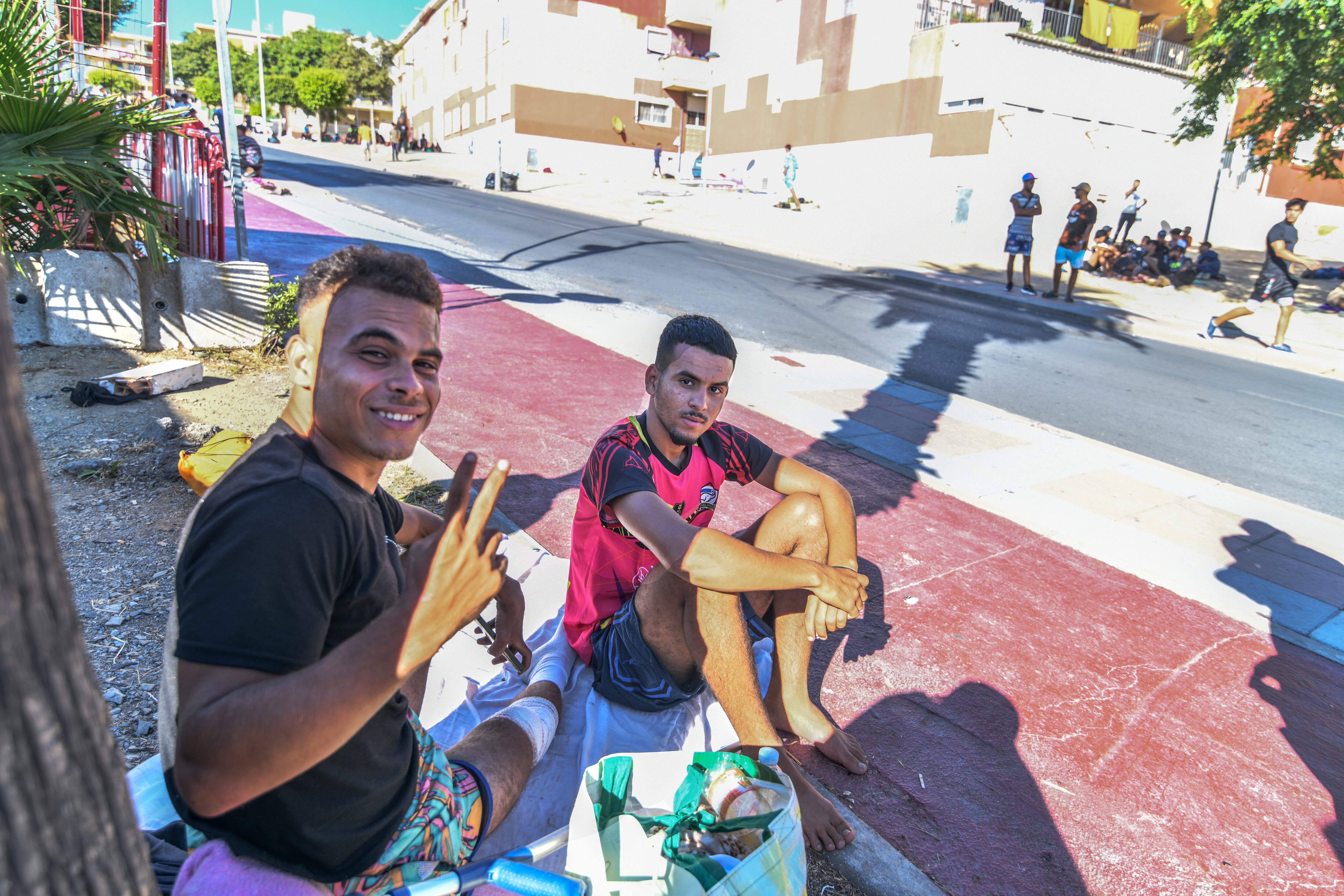 Aldellah Zahar, a la izquierda, posa sonriente junto a su amigo Otman, en las inmediaciones de Loma Colmenar, este sábado, en Ceuta. 