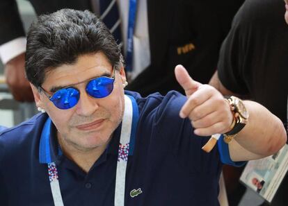 Diego Maradona en el partido entre Argentina y Francia. 