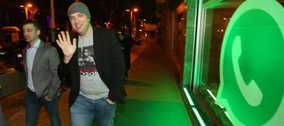 Las redes sociales fueron testigo de la fiesta en la noche barcelonesa de Jan Koum, en la imagen a su llegada al locall barcelónes.