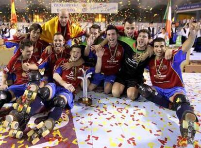 Los jugadores de la selección española de hochey sobre patines celebran su victoria en la final del campeonato europeo de selecciones