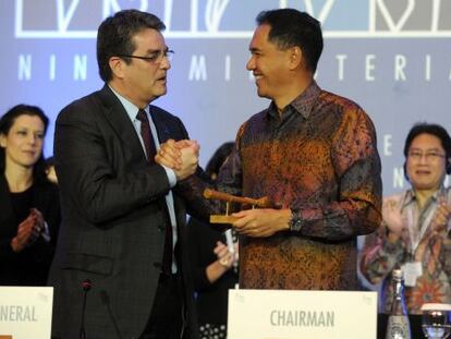 Azevedo celebra el acuerdo con el ministro indonesio de Comercio.