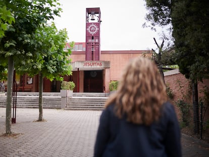 M., una víctima de abusos en la Iglesia, posa delante del colegio de jesuitas en Logroño.