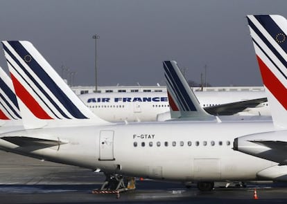 Aviones de Air France en el aeropuerto Charles de Gaulle de Par&iacute;s, Francia.  