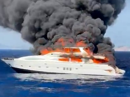 El yate que ha ardido en el mar entre Ibiza y Formentera.
