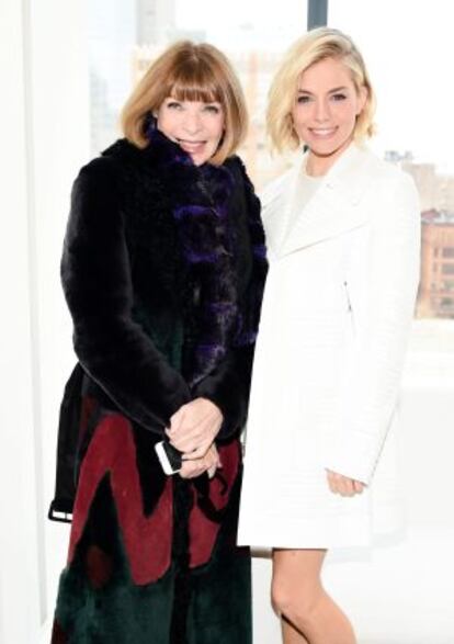 Anna Wintour y la actriz Sienna Miller, en un desfile en Nueva York el pasado mes de febrero.