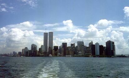 Vista panoràmica de l'illa de Manhattan, a Nova York (EUA), amb les Torres Bessones. La imatge data del 1999. Els dos edificis, símbol del poder econòmic dels Estats Units al món, superaven els 400 metres d'alçària.