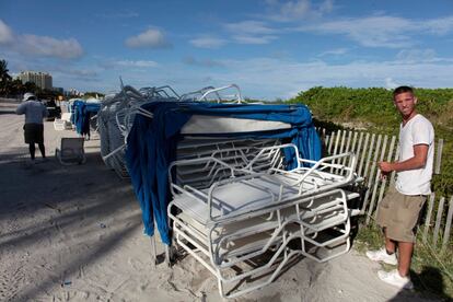 Trabajadores atan hamacas para anticiparse al huracán Matthew, en South Beach, Florida. 