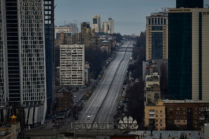 Una ambulancia atraviesa una avenida desierta de coches durante el toque impuesto en Kiev. El canciller alemán, Olaf Scholz, advirtió hoy al presidente ruso, Vladímir Putin, en contra de subestimar la determinación de Occidente, al tiempo que se refirió al "gran desafío" de evitar que la guerra que libra el jefe del Kremlin en Ucrania se traslade a otros países de Europa.