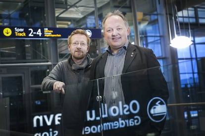 John-Erik Vika, alcalde de Eidsvoll y su pareja, Kjell-Jostein Andersson, en el aeropuerto de Oslo.