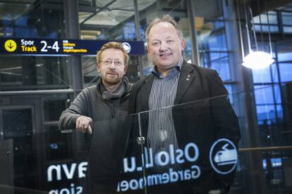 John-Erik Vika, alcalde de Eidsvoll y su pareja, Kjell-Jostein Andersson, en el aeropuerto de Oslo.