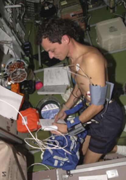 Pedro Duque, en la Estación Espacial Internacional, toma datos de las reacciones de su organismo.