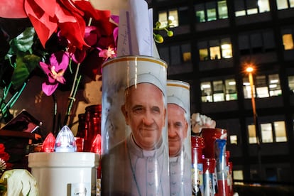 Velas con la imagen del papa Francisco y flores en el exterior del Hospital Universitario Gemelli de Roma donde está ingresado el Papa, este viernes.