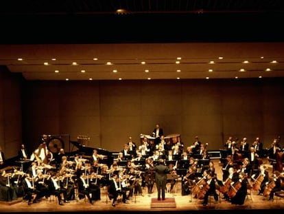 Una orquesta sinfónica en concierto.