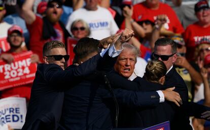 Trump, instantes después de sobrevivir al atentado en Pensilvania.