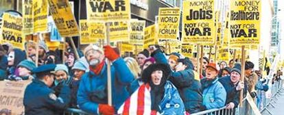 Unos manifestantes protestan en Nueva York durante las sesiones del Foro Económico Mundial, en febrero de 2002.