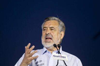 Alejandro Guillier en un discurso en la recta final de su campaña.