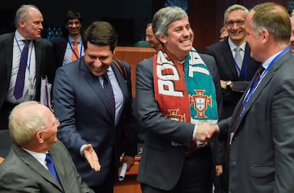 El ministro portugués de Finanzas, Mário Centeno, recibe la felicitación de sus colegas del Eurogrupo tras la victoria lusa en la Eurocopa de 2016