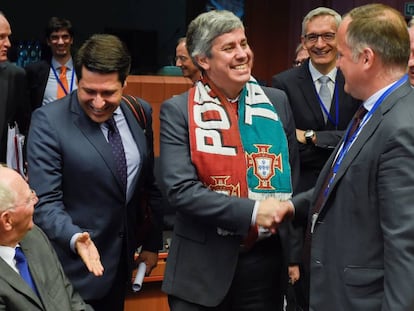 O ministro português de Finanças, Mário Centeno, é congratulado por seus colegas do Eurogrupo depois da vitória lusa na Eurocopa de 2016.