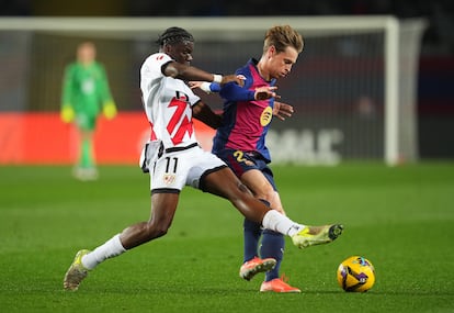 De Jong (derecha) y Randy Nteka pelean por el balón en el partido entre el Barcelona y el Rayo Vallecano.