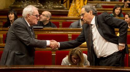 Maragall i Torra se saluden la setmana passada al Parlament.