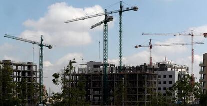 Obra de urbanización en el barrio de El Cañaveral, en Madrid.