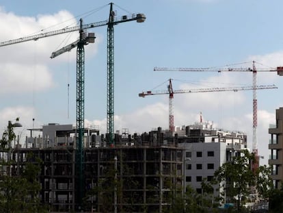 Obra de urbanización en el barrio de El Cañaveral, en Madrid. 