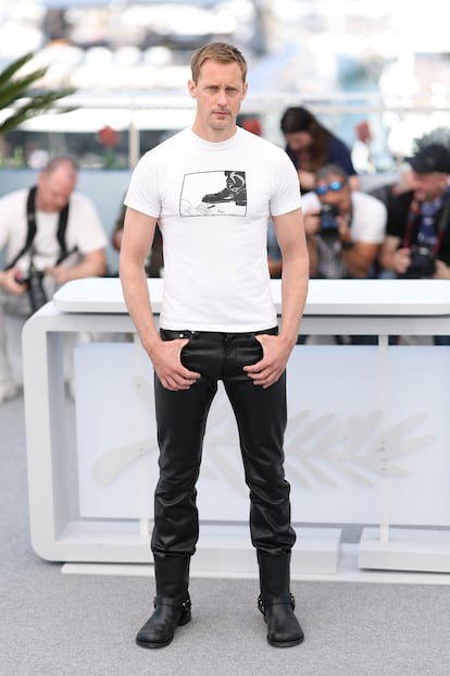 Alexander Skarsgård, vestido de Loewe en la alfombra roja de Cannes.