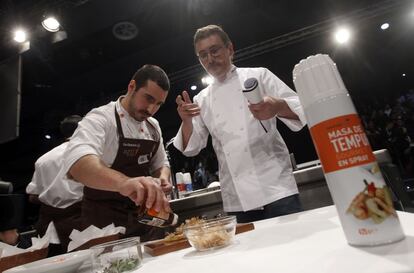 Andoni Luis Aduriz, el chef del restaurante Mugaritz, habló en Madrid Fusión de comida en spray, alimentos en aerosol (crema de queso, crema pastelera y masas de churros, tortitas y tempura).