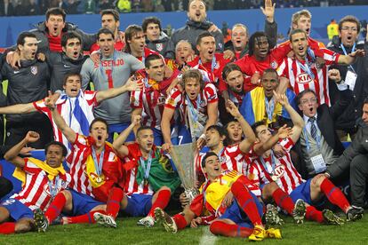 Jugadores y técnicos del Atlético de Madrid celebran el triunfo sobre el Fulham inglés (2-1) en la final de la Liga Europa sobre el césped del estadio Hamburgo Arena.