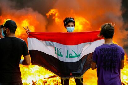 Un manifestante porta una bandera iraquí durante las protestas antigubernamentales en Bagdad el pasado lunes, de noviembre.