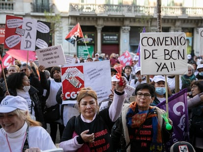 Trabajadoras del servicio de atención domicliaria (SAD) durante la protesta de este lunes.